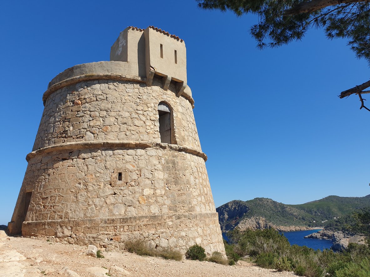 Una delle maggiori concentrazioni di monumenti in Spagna: le torri difensive di Ibiza