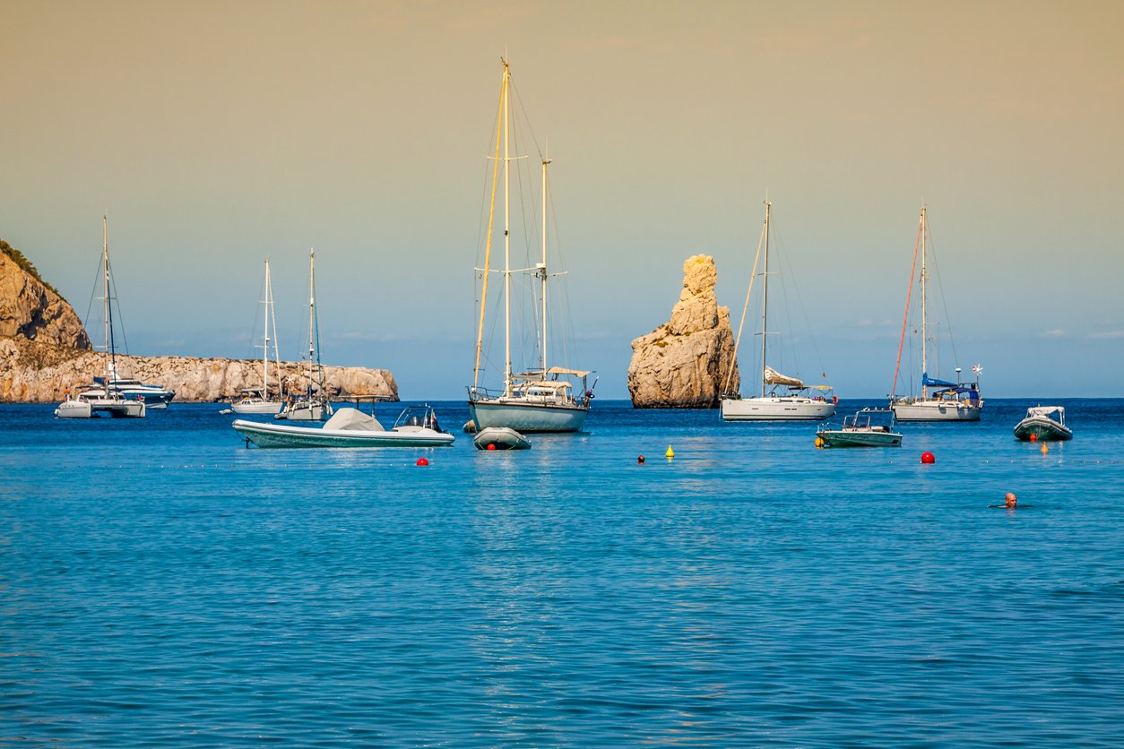 ¿Qué deportes acuáticos pueden practicarse en Ibiza?