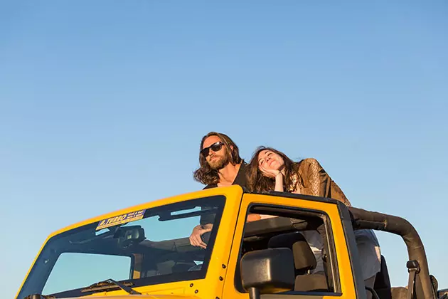 Cómo elegir el coche ideal según tu tipo de viaje (parejas, familias, amigos)